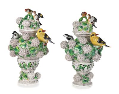 A Pair of Large Snowball Vases with Goldfinches, Golden Orioles and Wagtails, Second Half of the 19th Century - Mobili e anitiquariato, vetri e porcellane