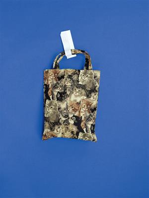 Nicole SIX und Paul PETRITSCH, Lost and Found, Stofftasche mit Katzenmotiv, 2018 - Jubiläums-Charity-Kunstauktion zugunsten SOS MITMENSCH