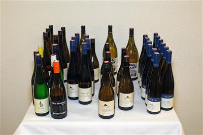 Best of Thermenregion weiß, Weißweine der „Südbahn“ in Großflaschen und Topweine aus dem Wein.pur Weinguide - Charity-Weinauktion zugunsten Licht ins Dunkel und weiterer karitativer Einrichtungen