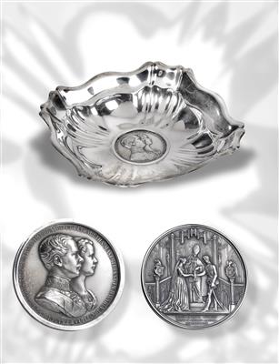 Viennese bowl with wedding medallion of Emperor Franz Joseph I. and Empress Elisabeth 1854, - Casa Imperiale e oggetti d'epoca