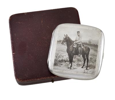 Tobacco tin with image of Emperor Franz Joseph I on horseback, - Rekvizity z císařského dvora