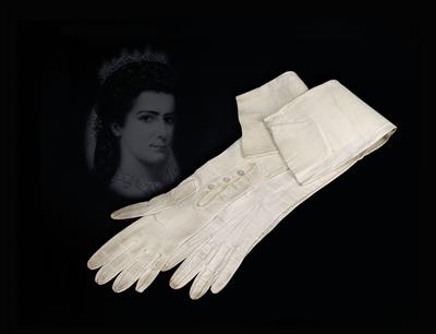 Empress Elisabeth of Austria - a pair of gloves, - Rekvizity z císařského dvora