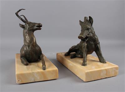 Zwei Bronzen, sitzender Keiler und sitzender Hirsch, - Fayencen, Volkskunst, Trachten und Skulpturen