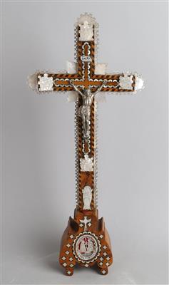 Standkreuz mit Perlmutt Verzierungen, - Antiquariato