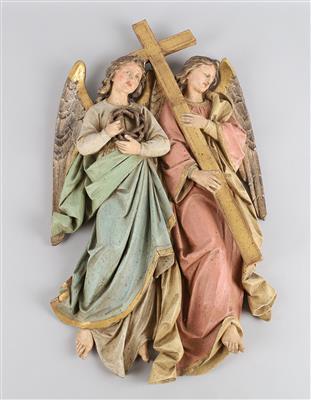Zwei Engel mit Kreuz und Dornenkrone, - Volkskunst, Skulpturen und Fayencen
