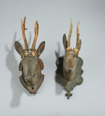 Zwei geschnitzte Rehbock Häupter mit Krickerl, Jagdtrophäen, - Volkskunst, Skulpturen & Fayencen