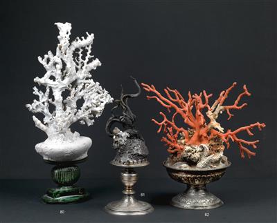 Weisse Koralle auf geschnitztem Jadesockel - Historische wissenschaftliche Instrumente, Modelle und Globen