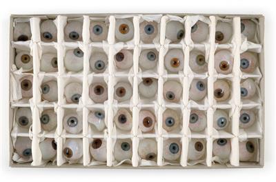 A Set of 51 prosthetic Glass Eyes - Historické vědecké přístroje a globusy, fotoaparáty