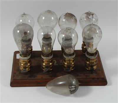 Acht Glühbirnen - Historische wissenschaftliche Instrumente, Modelle und Globen, Fotoapparate
