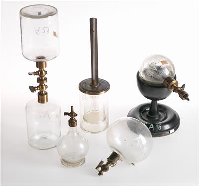 Konvolut aus fünf physikalischen Glasgefäßen - Historische wissenschaftliche Instrumente, Modelle und Globen, Fotoapparate