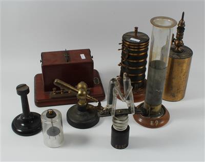 A collection of c. 18 instruments and parts - Historické vědecké přístroje a globusy, fotoaparáty