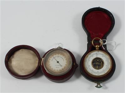 Two c. 1900 pocket Barometers - Historické vědecké přístroje a globusy, fotoaparáty