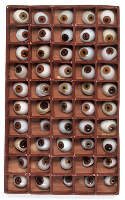 A set of 50 prosthetic Glass Eyes - Historische wissenschaftliche Instrumente und Globen - Klassische Fotoapparate und Zubehör