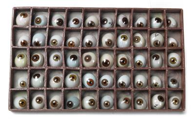 A set of 50 prothetic Glass Eyes - Historické vědecké přístroje a globusy - Fotoaparáty