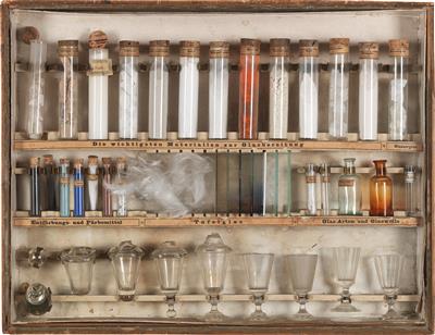 Schaukasten zur Herstellung von Glas - Historische wissenschaftliche Instrumente und Globen - Klassische Fotoapparate und Zubehör
