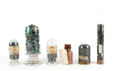 Mineral specimen in six glass jars - Historické vědecké přístroje a globusy - Fotoaparáty