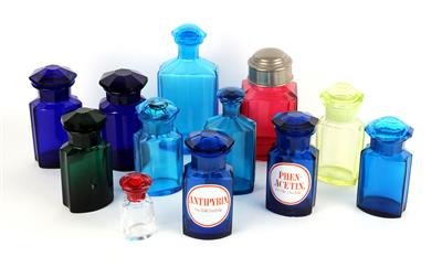 12 Apothecary glass Jars - Historické vědecké přístroje, globusy a fotoaparáty