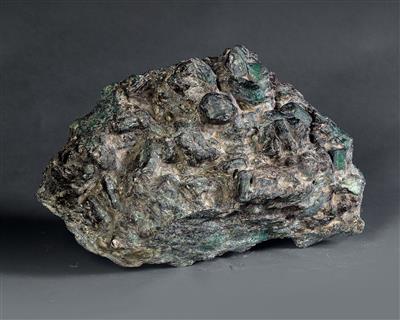 A large Emerald crystal stone - Historické vědecké přístroje, globusy a fotoaparáty