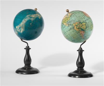 Kleiner Erd- und Himmelsglobus, ein Globenpaar - Historische wissenschaftliche Instrumente, Globen und Fotoapparate