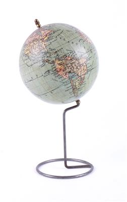 A c. 1935 miniature terrestrial Globe - Strumenti scientifici, globi d'epoca e macchine fotografiche