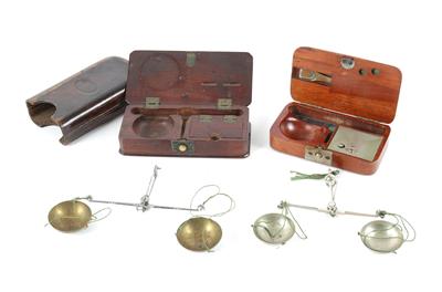 Two jewellery scales - Starožitnosti; Historické vědecké přístroje a globusy; Historické fotoaparáty a příslušenství