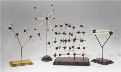 Vier Molekülmodelle - Historické vědecké přístroje, globusy a fotoaparáty