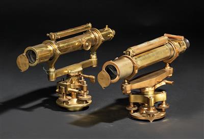 Zwei englische Nivelliergeräte - Historische wissenschaftliche Instrumente und Globen; Klassische Fotoapparate und Zubehör