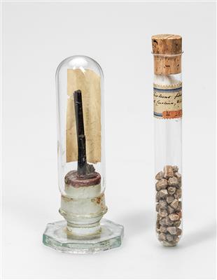 Zwei Mineralienproben unter Glassturz - Antique Scientific Instruments, Globes and Cameras