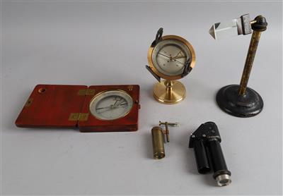 5 wissenschaftliche Instrumente: - Clocks, Science, and Curiosities including a Collection of glasses