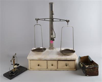 Apothekerwaage um 1920 - Clocks, Science, and Curiosities including a Collection of glasses