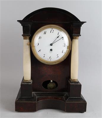 Biedermeier Kommodenuhr, - Clocks, Science, and Curiosities including a Collection of glasses