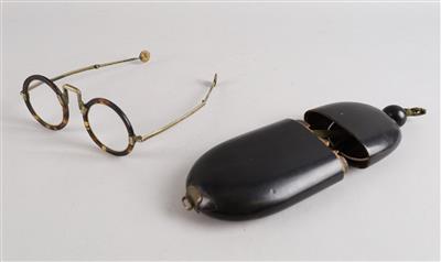 Chinesische Brille mit Schildpattrahmen - Clocks, Science, and Curiosities including a Collection of glasses