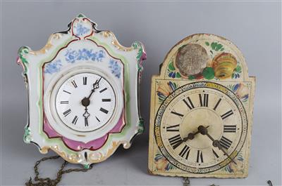 Konvolut: 2 bäuerliche Schwarzwalduhren, - Clocks, Science, and Curiosities including a Collection of glasses