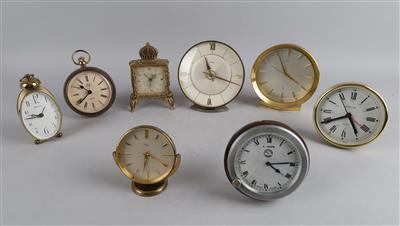 Konvolut: 8 Tischuhren - Clocks, Science, and Curiosities including a Collection of glasses