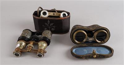 Vier binokulare Ferngläser - Clocks, Science, and Curiosities including a Collection of glasses