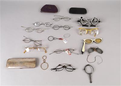 11 Brillen, 4 Zwicker (Klemmbrillen), 2 Lesegläser, 1 Lorgnon - Uhren, Technik, Kuriositäten & Photographica