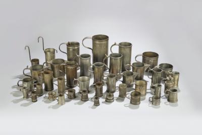 A mixed lot of metal sheet liquid measures (‘Zimente’), apothecary measuring cylinders (‘Mensuren’) and tin liquid measures (‘Zimente’) (40 pieces) - La collezione di bilance e pesi del Dr. Eiselmayr