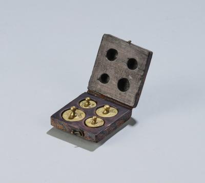 A Viennese coin weight box with four weights from 1774 - La collezione di bilance e pesi del Dr. Eiselmayr