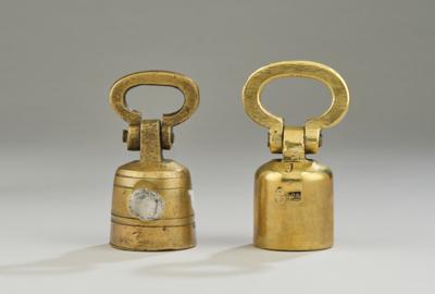 Two handle weights of 1 Viennese pound each - La collezione di bilance e pesi del Dr. Eiselmayr