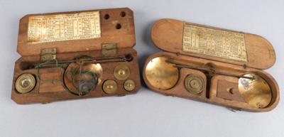 Zwei französische Münzwaagen - Uhren, Technik, Kuriositäten & Photographica