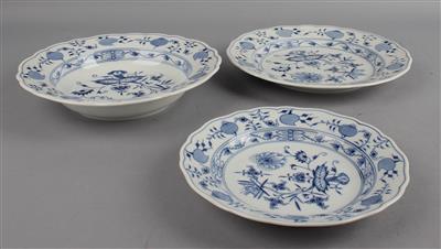 2 Meissen Zwiebelmuster Suppenteller Dm. 24 cm, 1 Speiseteller Dm. 25 cm, 4 Dessertteller Dm. 20 cm, - Tischlein deck dich!