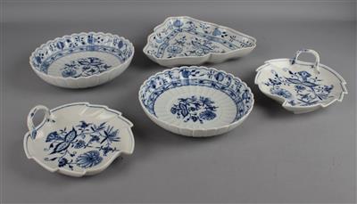 2 runde Meissen Zwiebelmuster Schüsseln, 1 dreieckige Schüssel, 2 Blattschalen, - Antiquariato