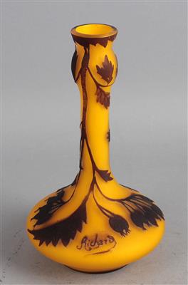Vase mit floralem Dekor, - Works of Art