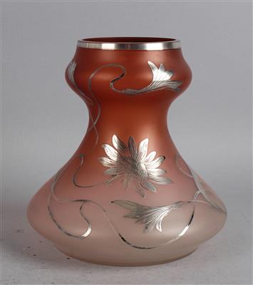 Vase mit floraler Silberauflage, - Works of Art