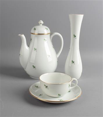 1 Kaffeekanne mit Deckel, 6 kleine Teetassen mit Untertassen, 1 Vase, - Antiquariato