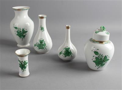 4 Vasen, 1 Deckelvase, - Works of Art