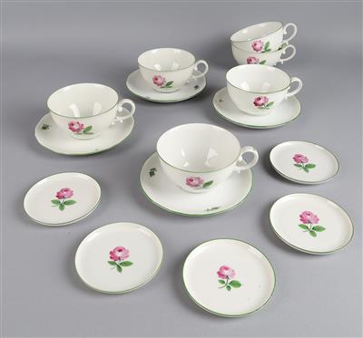 6 Teetassen mit 4 Untertassen, 5 Untersetzer Dm. 9,5 cm, 1 Vase Höhe 15 cm, - Works of Art