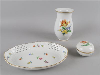 Ovale Gitterschale, Vase und Deckeldose, Meißen, - Decorative Porcelain and Silverware
