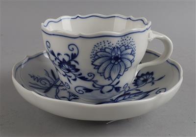 Zwiebelmuster-6 Kaffeetassen mit 5 Untertassen Dm. 14,5 cm, Meißen, - Decorative Porcelain and Silverware