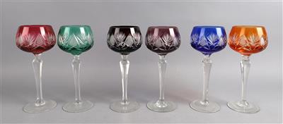 6 Weingläser in den Farben dunkelrot, orange, blau, violett, rosa und grün, Böhmen um 1980, - Tischlein deck dich!